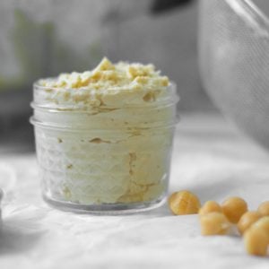 hummus for babyer i en 4oz mason jar