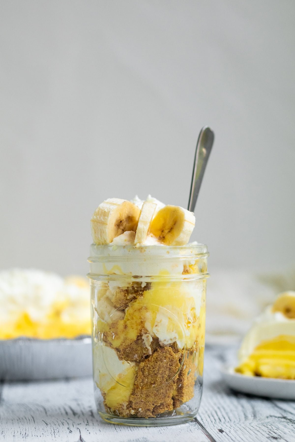 banana cream pie in a mason jar