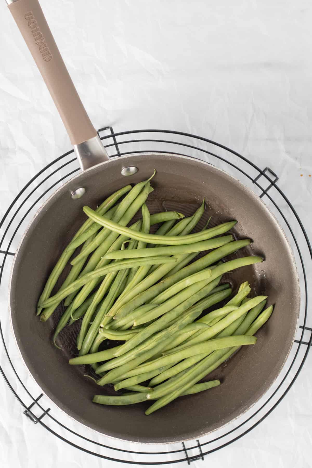 green beans in a frying pan.